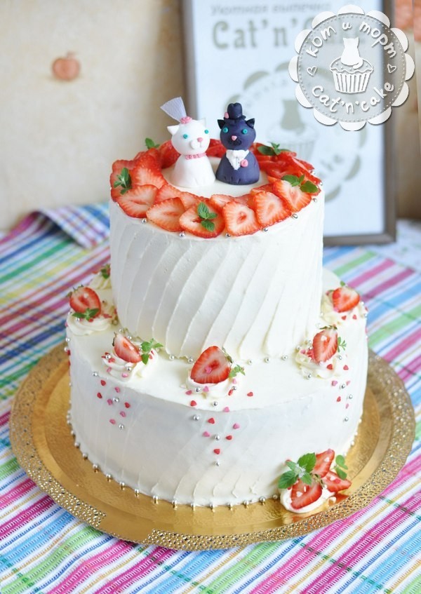 Свадебный двухъярусный торт «Котики с ягодками»