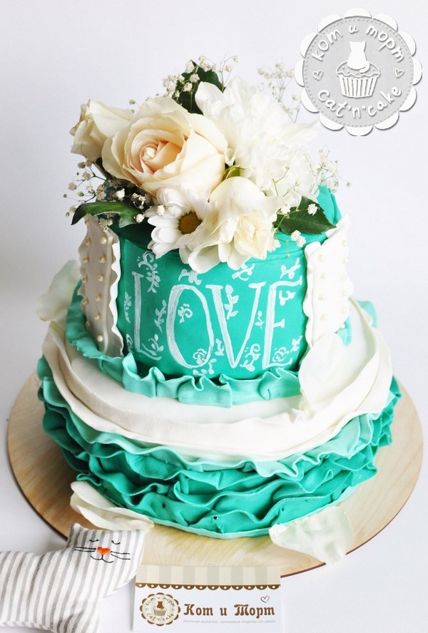 Торт свадебный двухъярусный с живыми цветами