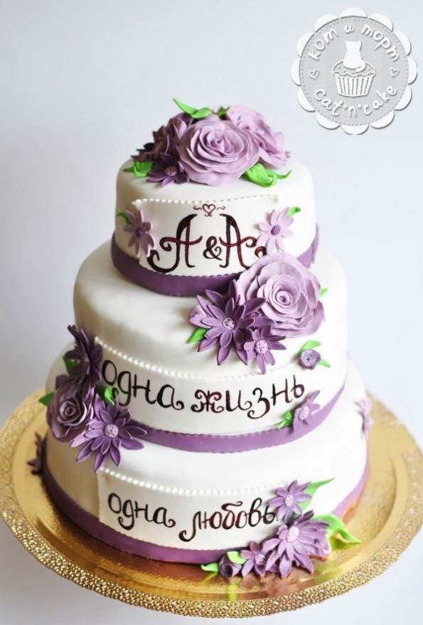 Свадебный трёхъярусный торт с цветами. Вес торта 8,5кг.