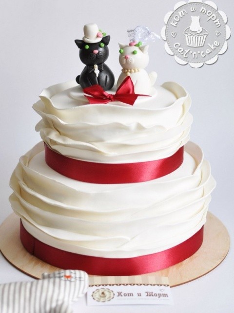 Свадебный торт с воланами и фирменными котиками