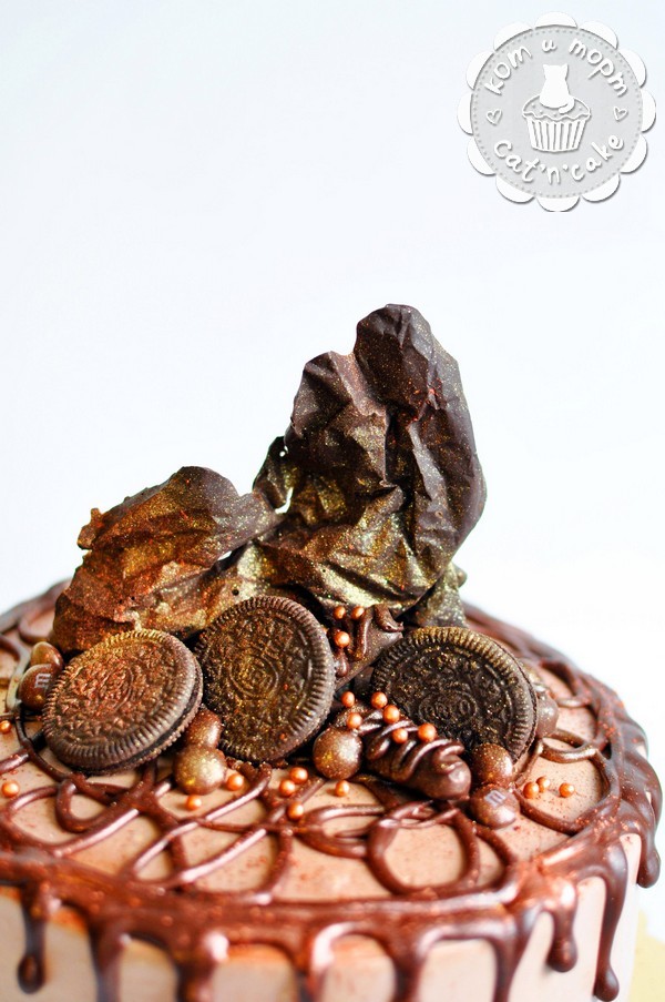 Шоколадный торт с абстрактным декором и печеньем