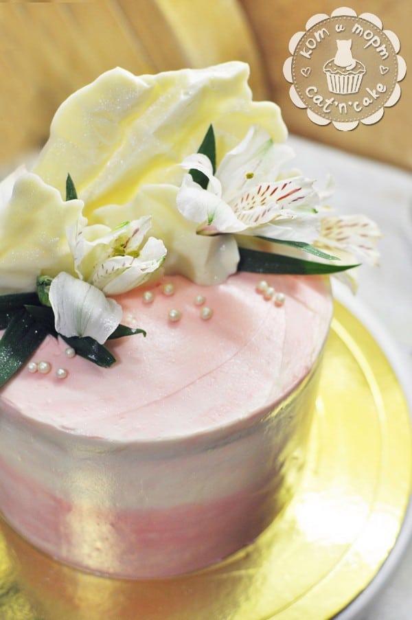 розовый торт с цветами