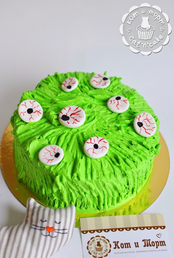Зелёный торт с красными глазами