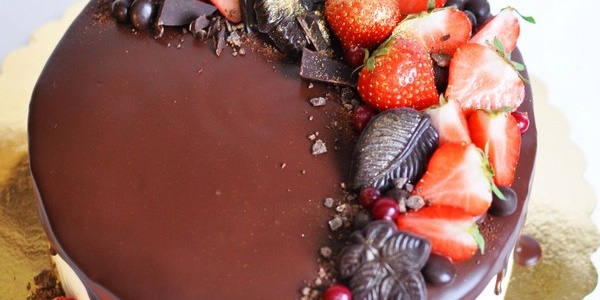 Торт с клубнично-шоколадным декором