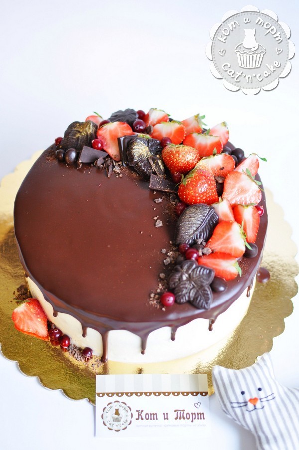 Торт с клубнично-шоколадным декором