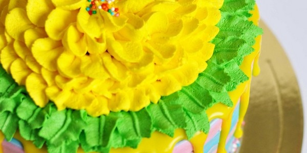 Яркий жёлто-зелёный торт с потёками