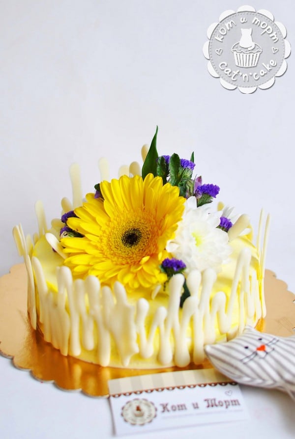 Торт с жёлтым цветком