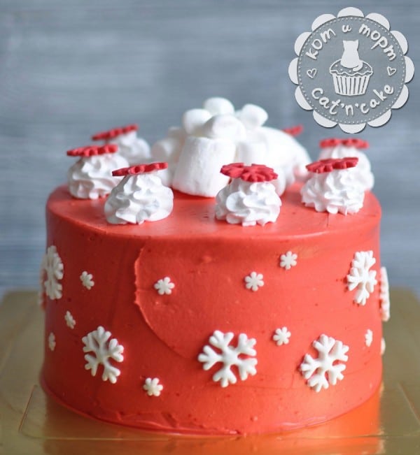 Бело-красный торт со снежинками