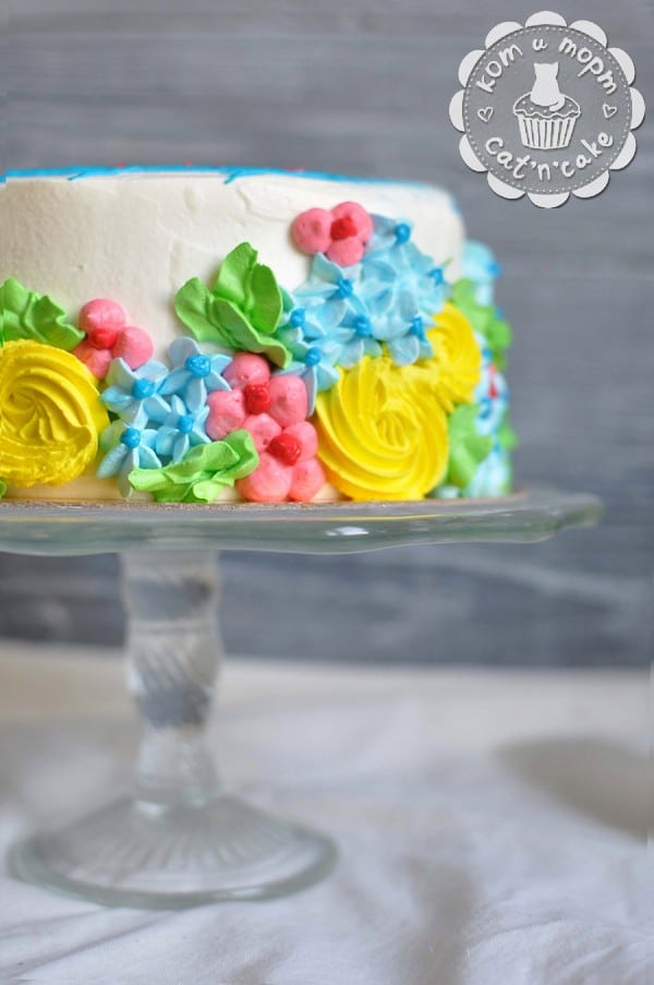 Торт бело-разноцветный