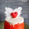 Красно-белый торт с сердцем и крыльями
