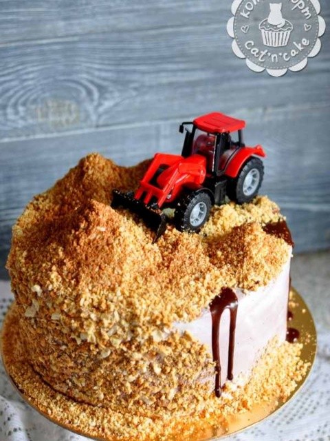 Торт с трактором-игрушкой