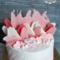 Бело-розовый торт с перьями