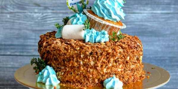 Торт «Наполеон» с капкейком
