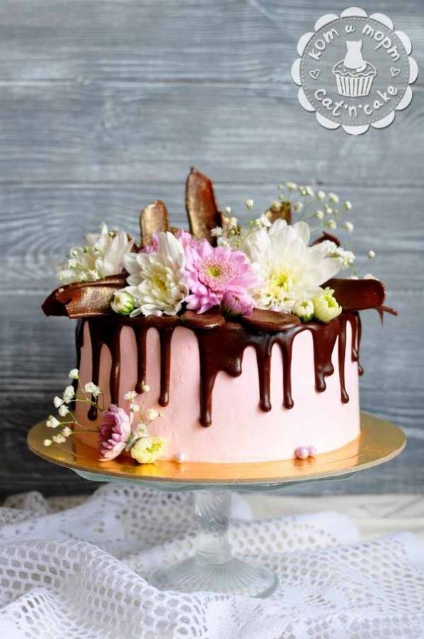 Торт с шоколадными перьями и живыми цветами