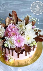 Торт с шоколадными перьями и живыми цветами-2