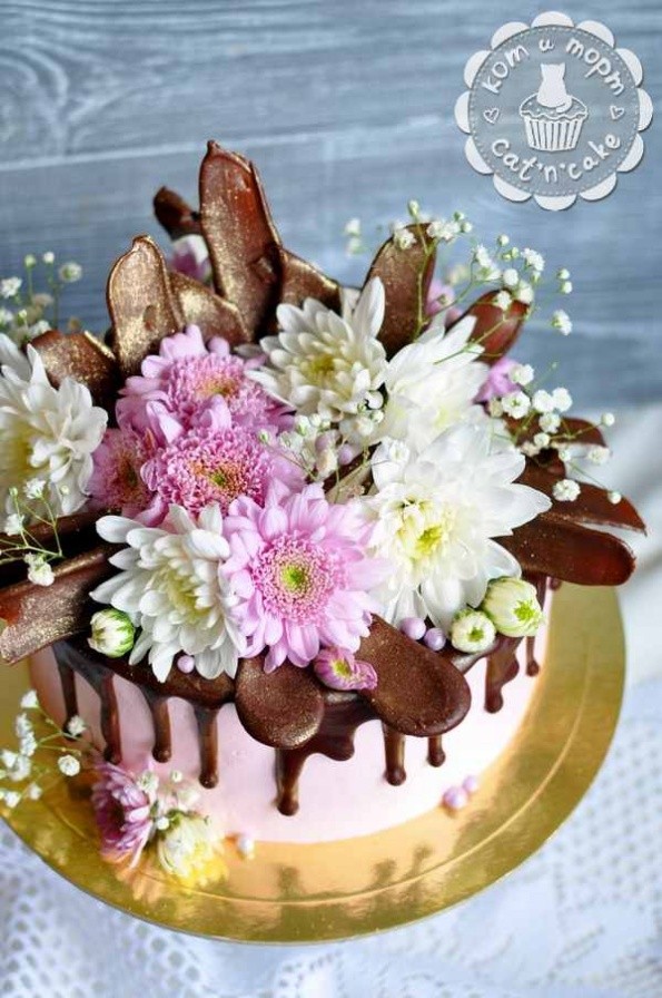 Торт с шоколадными перьями и живыми цветами