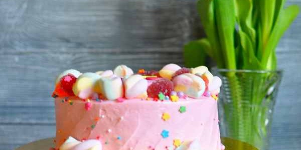 Розовый торт с мармеладками