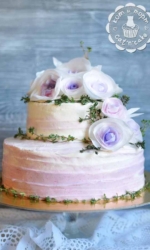 Торт с бело-сиреневыми розами