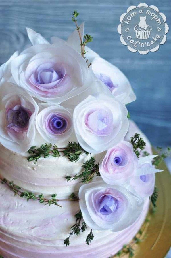 Торт с бело-сиреневыми розами