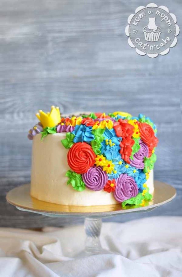 Торт с кремовыми цветами