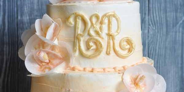 Бежевый свадебный трёхъярусный торт