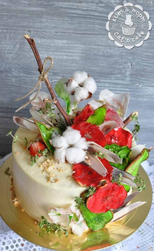 Красочный торт с грушами