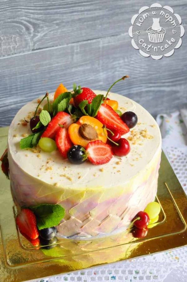 Торт с мятой и ягодами