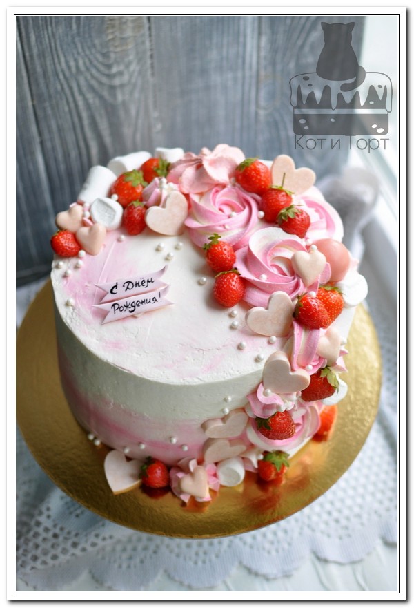 Белый торт с сердечками и ягодами