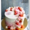 Белый торт с сердечками и ягодами