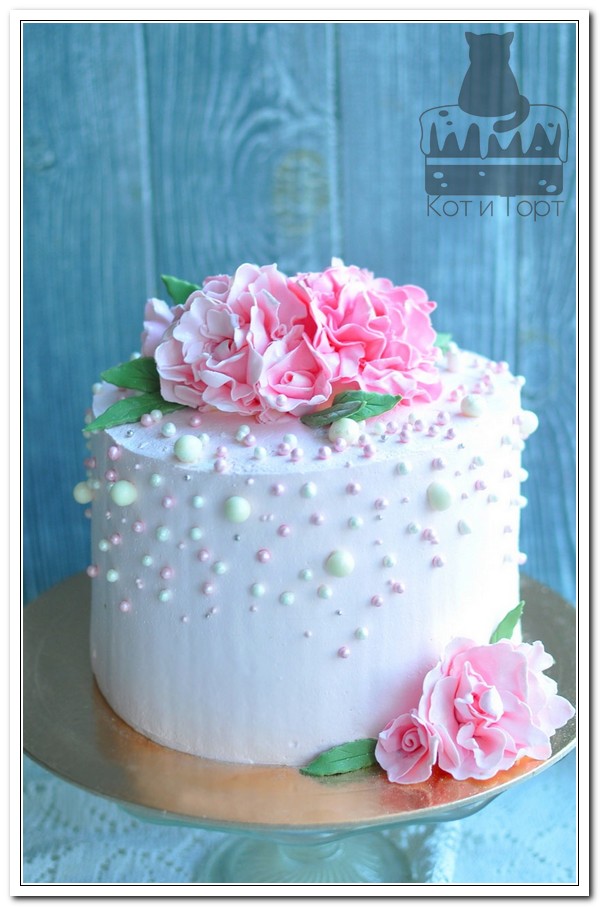 Белый торт с розовыми цветами