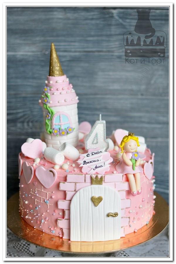 Розовый торт с замком и принцессой