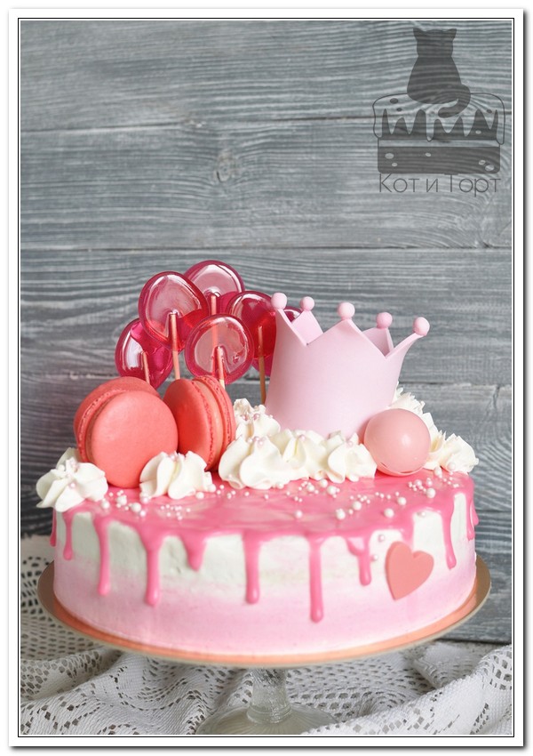 Розовый торт с короной и макарунами