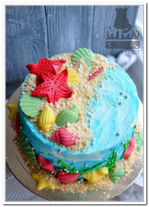 Голубой торт с коралами и ракушками