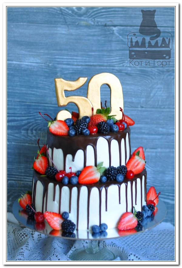 Двухъярусный торт с ягодами на 50-летие