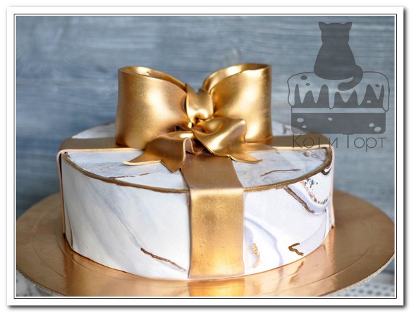 Торт-коробка с золотым бантом