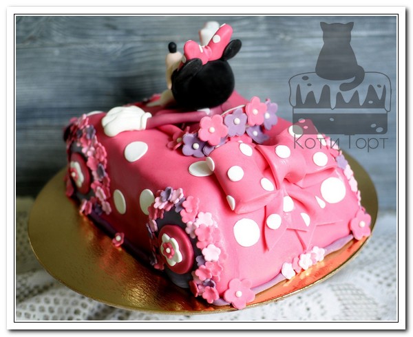 Розовый торт с Минни-Маусом