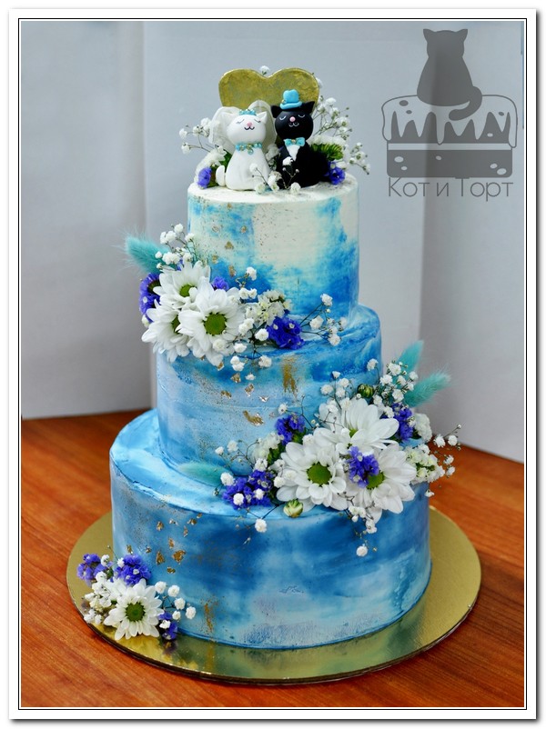 Свадебный трёхъярусный торт с цветами