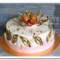 Белый торт с позолотой и ягодами