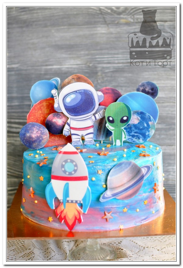Торт с инопланетянином и космонавтом