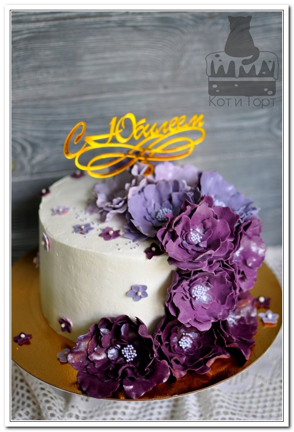 Белый торт с фиолетовыми цветами