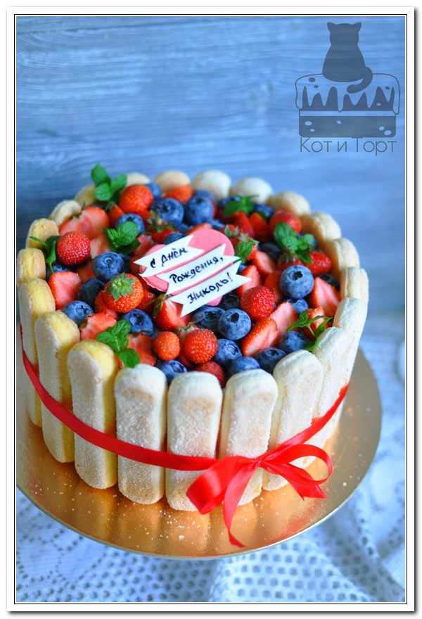 Торт с ягодами и печеньем Савоярди