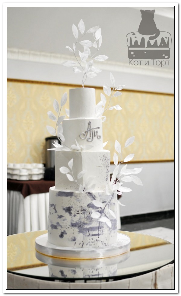 Белый свадебный четырёхъярусный торт