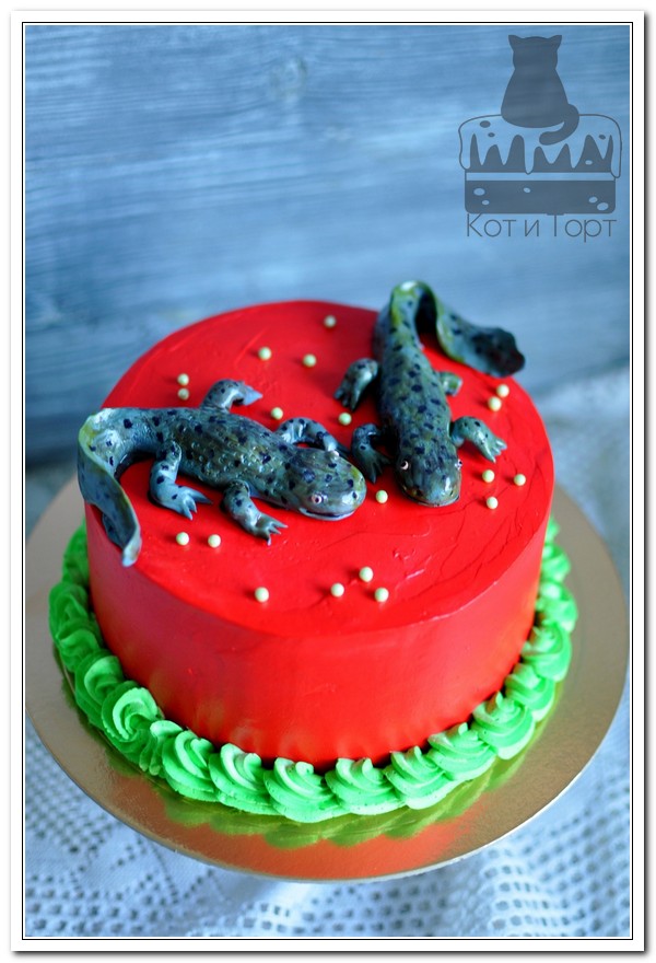 Красный торт с двумя тритонами