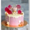 Розовый торт с мишкой и леденцами