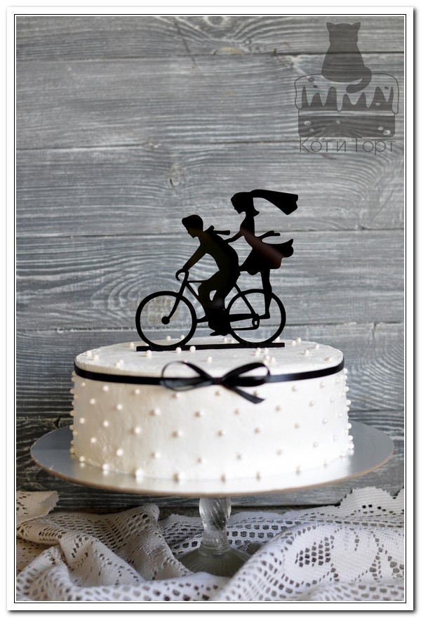 Белый торт с парой на велосипеде