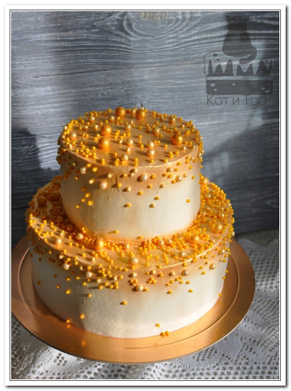 Двухъярусный золотой торт