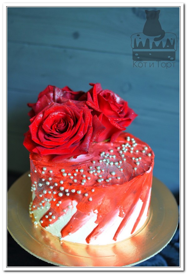 Торт с живыми красными розами