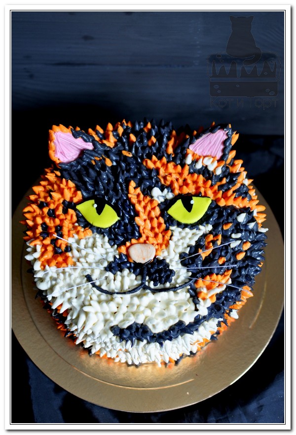 Торт в виде трёхцветной кошки