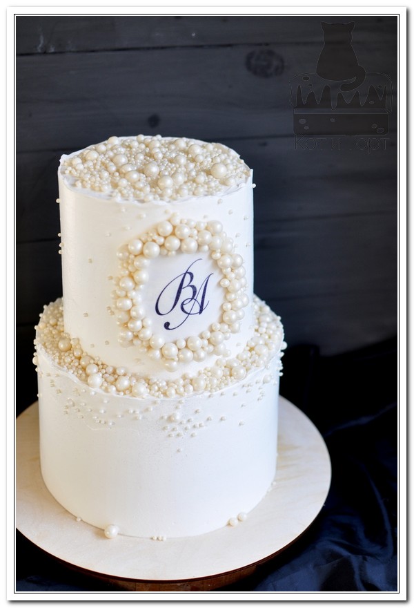 Белый двухъярусный свадебный торт