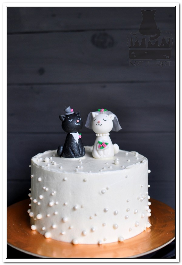 Белый свадебный торт с котиками